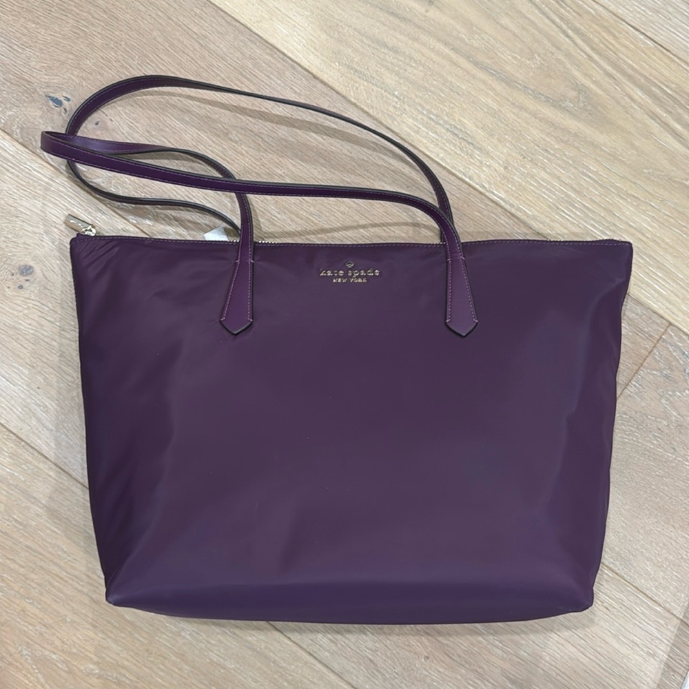 Kate spade tote purse, tag to verify authenticity but not attached to bag.